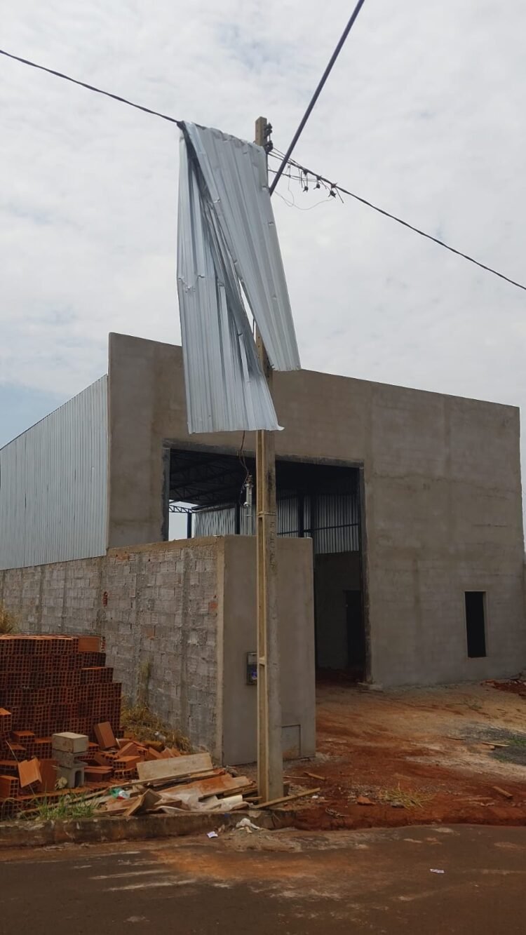 Ventos fortes provocam mais de 2,1 mil ocorrências na rede elétrica de Goiás e acendem alerta para período chuvoso