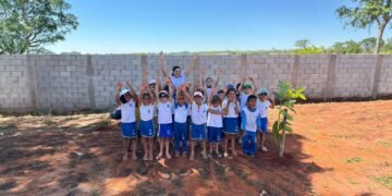 Estudantes do CMEI Desembargador Air Borges participam de plantio de 20 mudas do Cerrado
