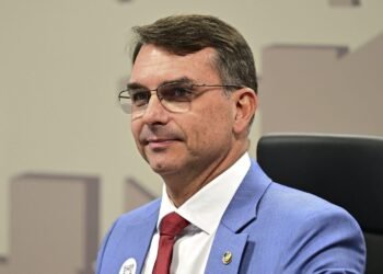 PoderData: 70% dos eleitores de outros candidatos no primeiro turno declaram voto em Flávio Bolsonaro