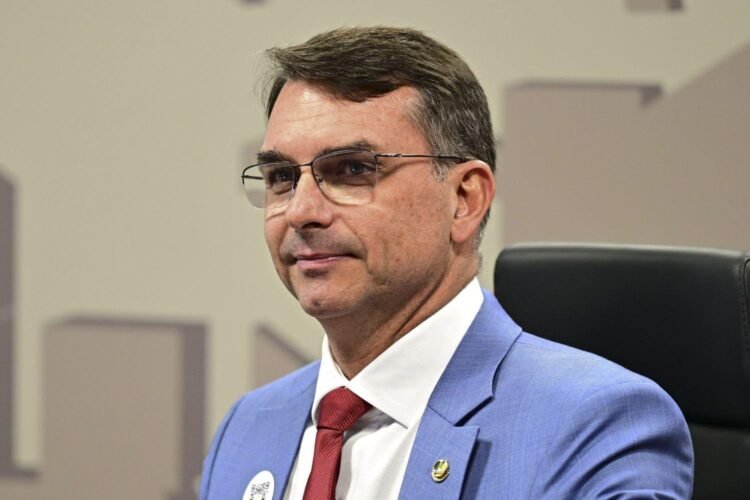 PoderData: 70% dos eleitores de outros candidatos no primeiro turno declaram voto em Flávio Bolsonaro