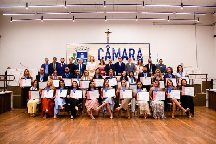 Educadores são homenageados com entrega da Medalha Nadyr de Souza Andrade